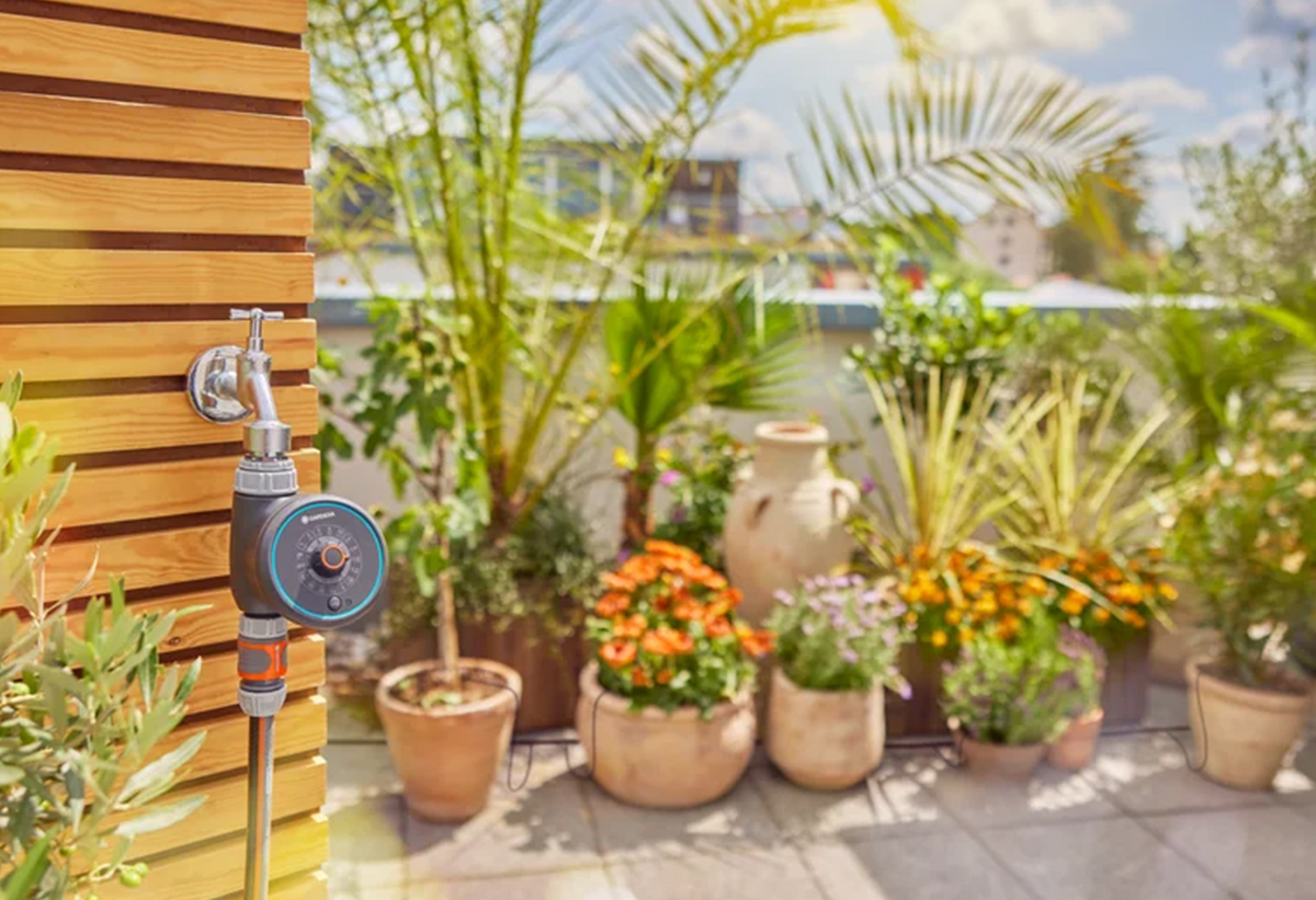 Απεικονίζεται ο προγραμματιστής εγκατεστημένος σε κήπο.